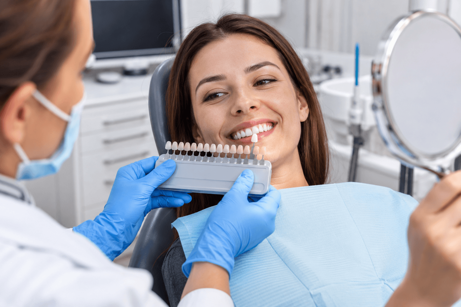 Visible smile comparison in a dental whitening consultation